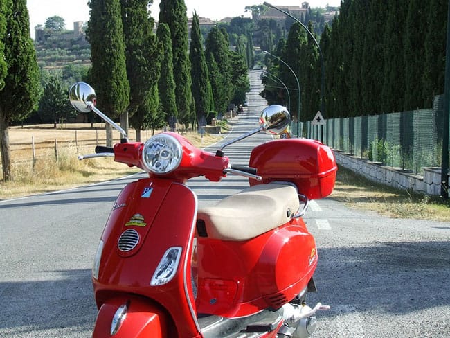 Wine tour by Vespa | Vespa tour at wineries in Tuscany with guide and sommelier